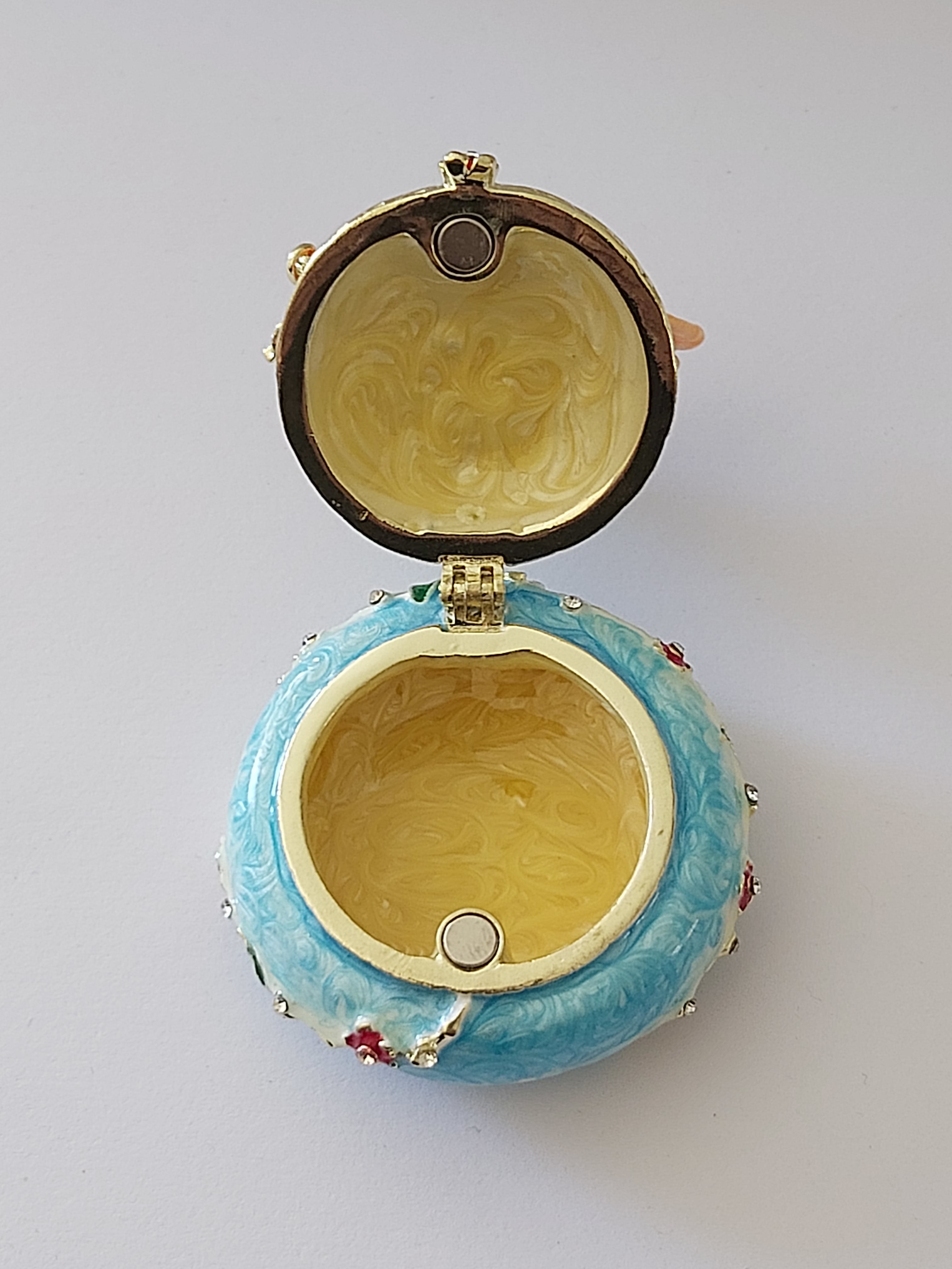 bird trinket pot with rhinestones and flower detail