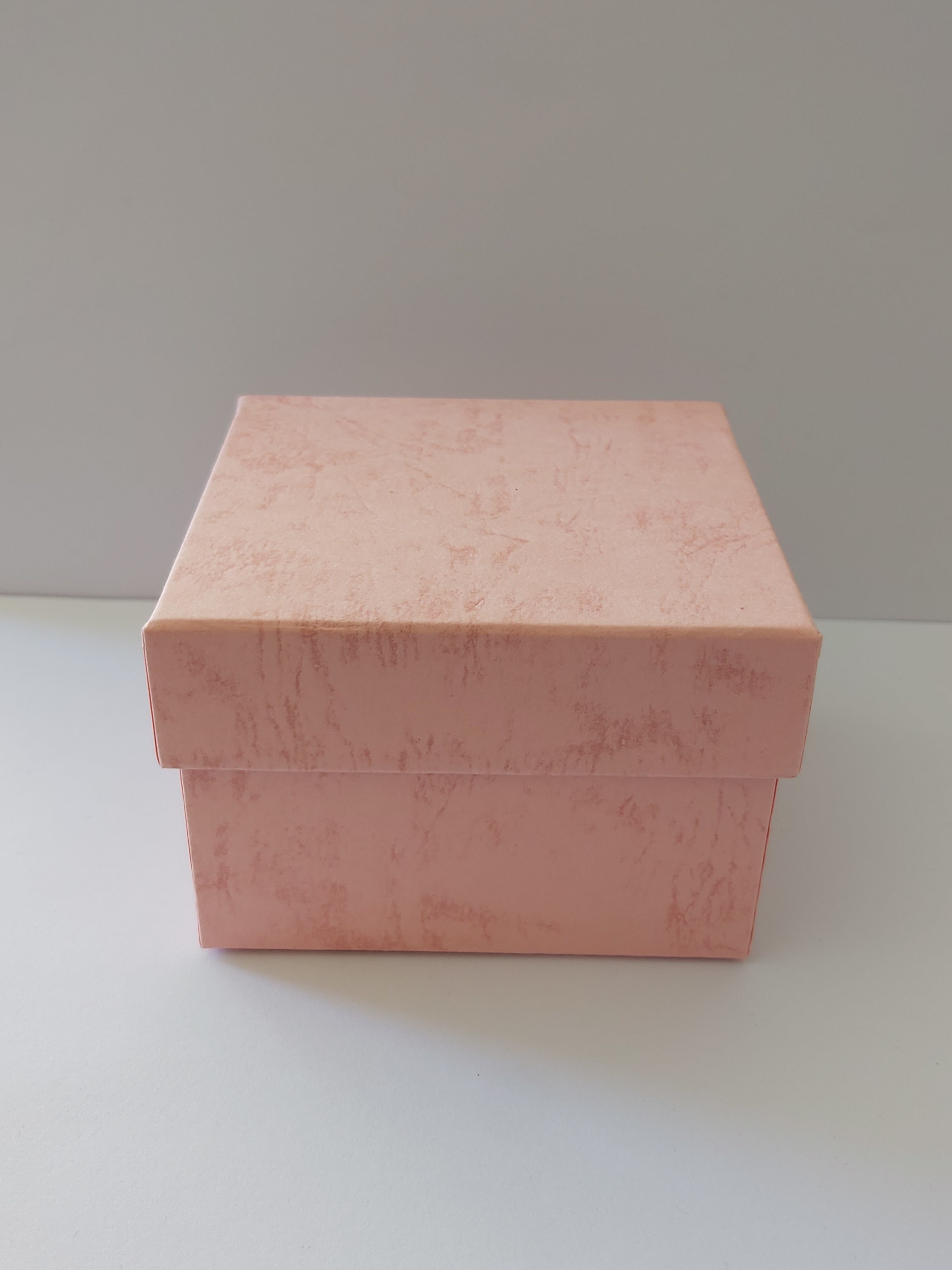 pink boxed bird trinkt pot